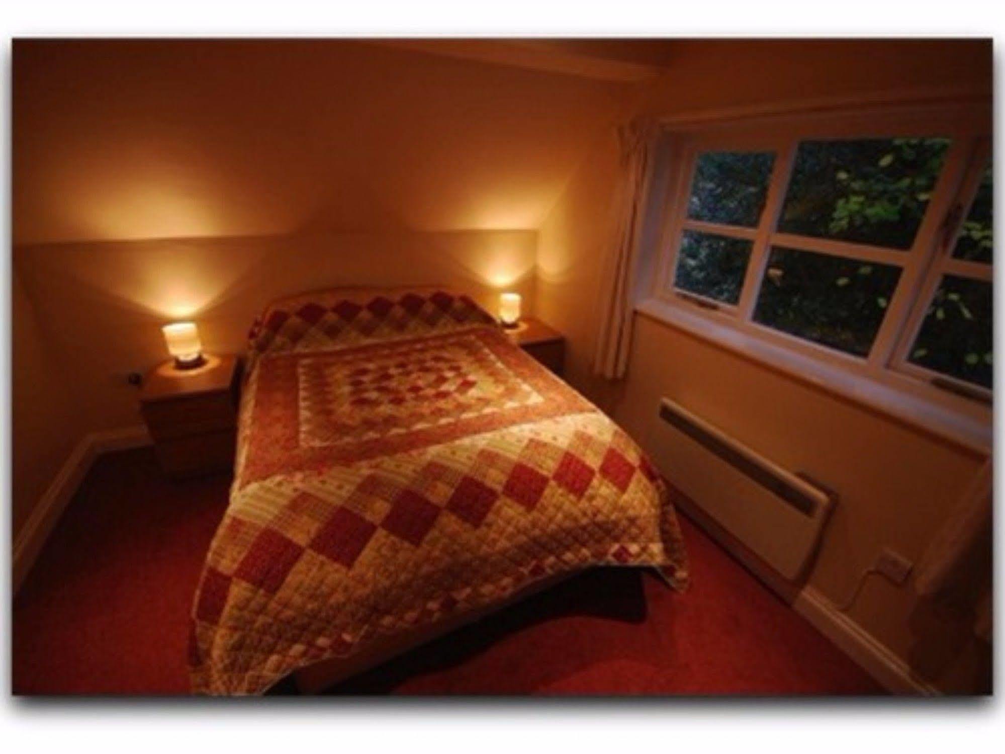 The Hatchet Inn Chute Екстериор снимка