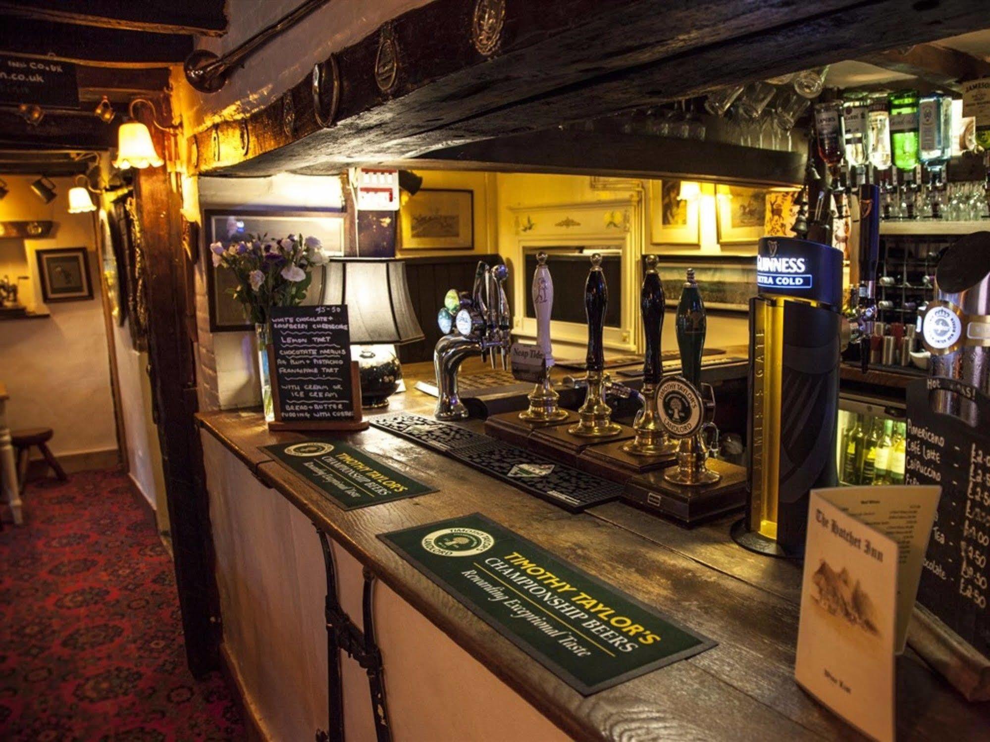 The Hatchet Inn Chute Екстериор снимка