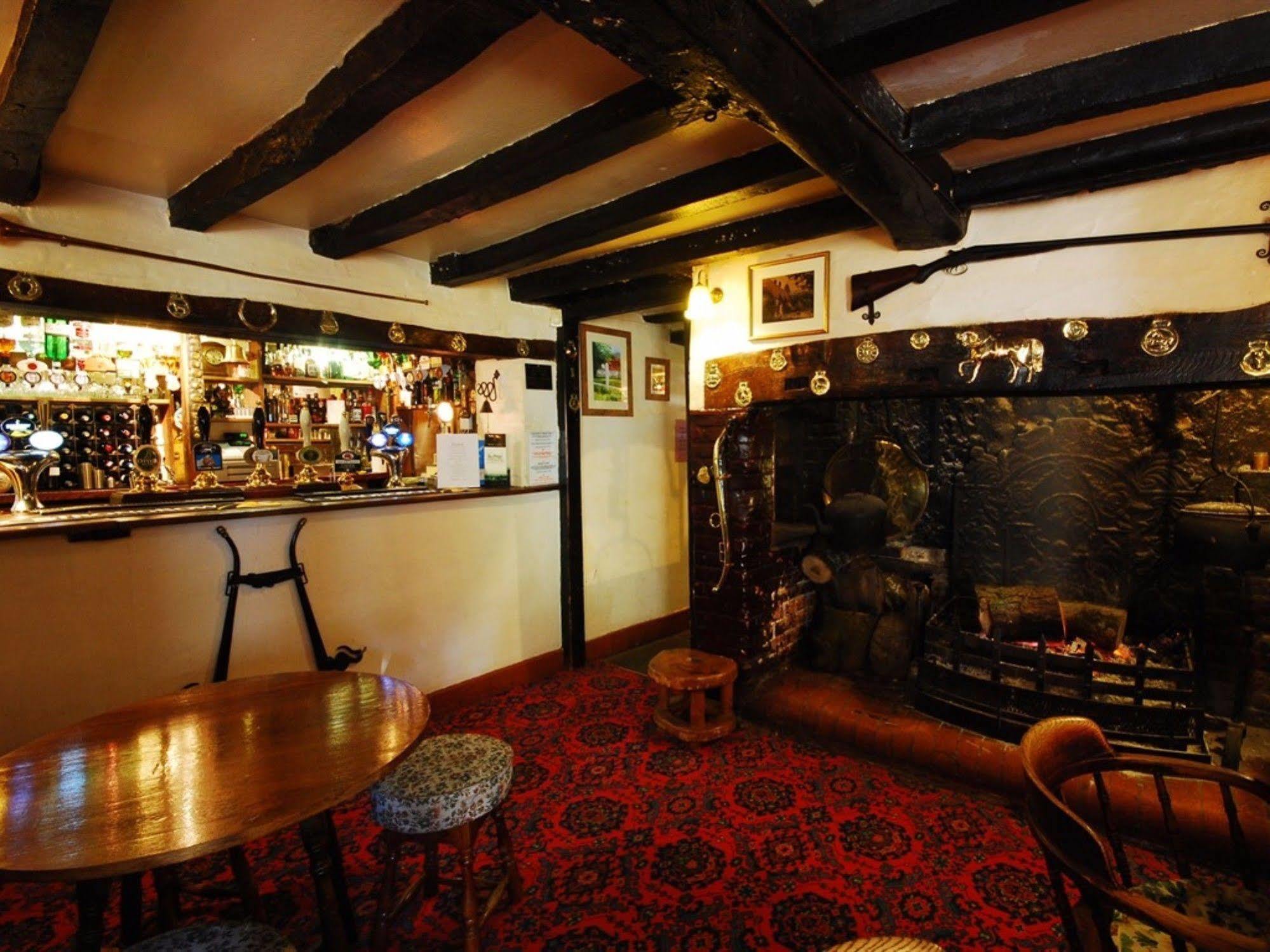 The Hatchet Inn Chute Екстериор снимка